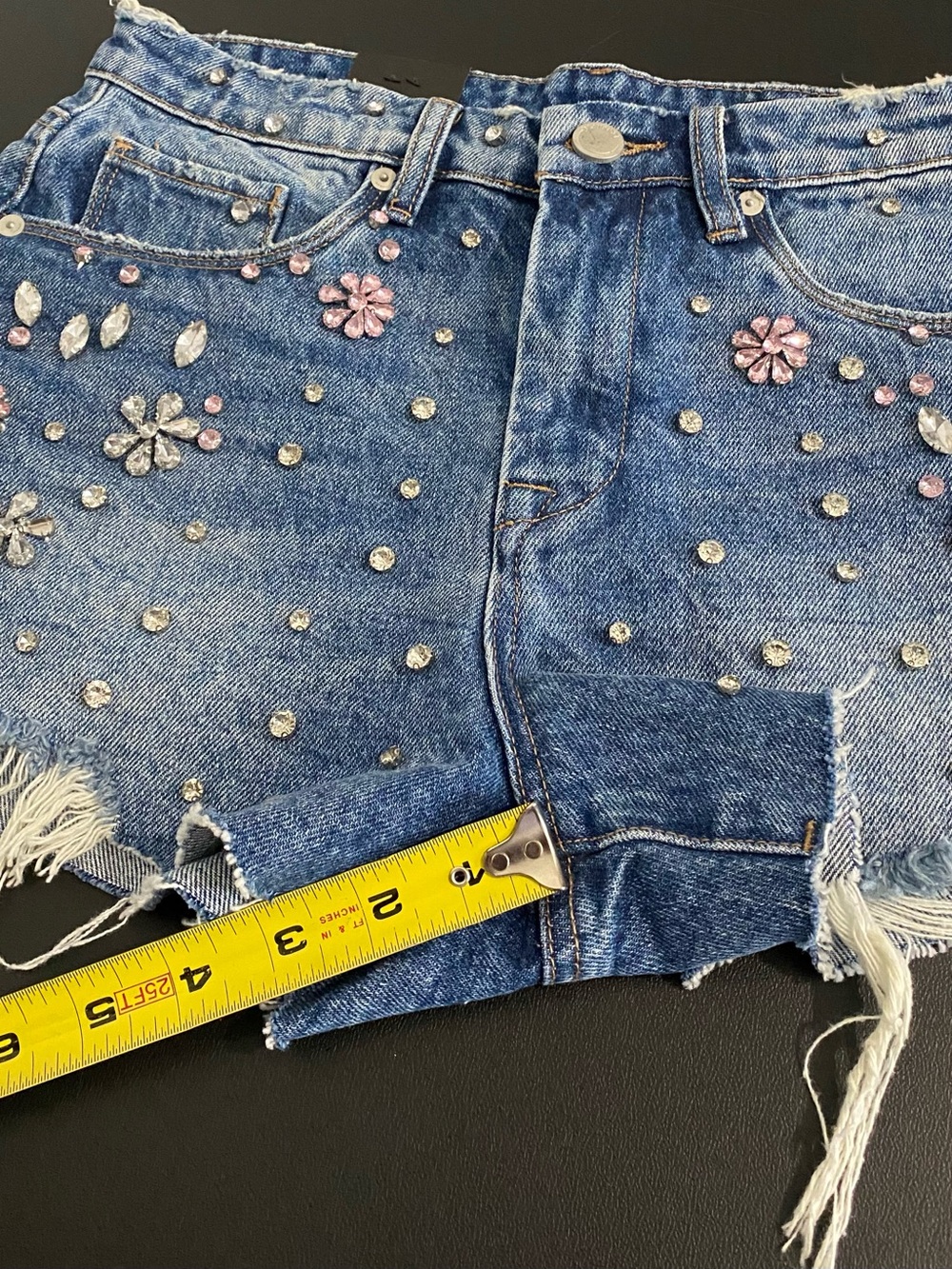 New Blank NYC Rhinestone Studded Floral Embellished Jean Shorts Size 26 - Picture 11 of 13